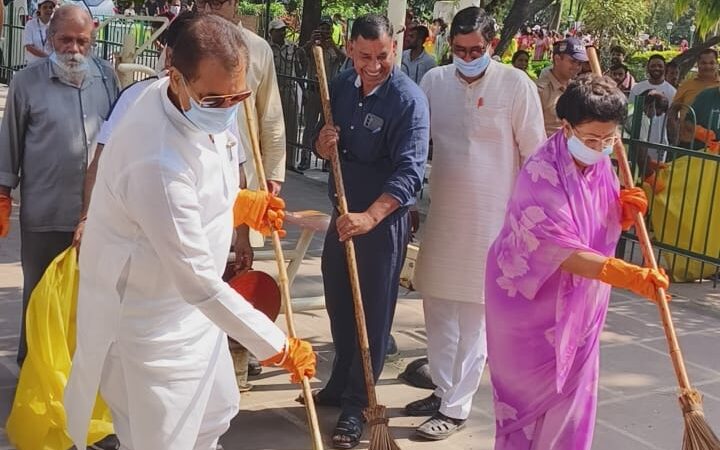 शहरी विकास मंत्री मंत्री डा.अग्रवाल ने लोगों से सार्वजनिक स्थानों पर कूड़ा न फेंकने की अपील की