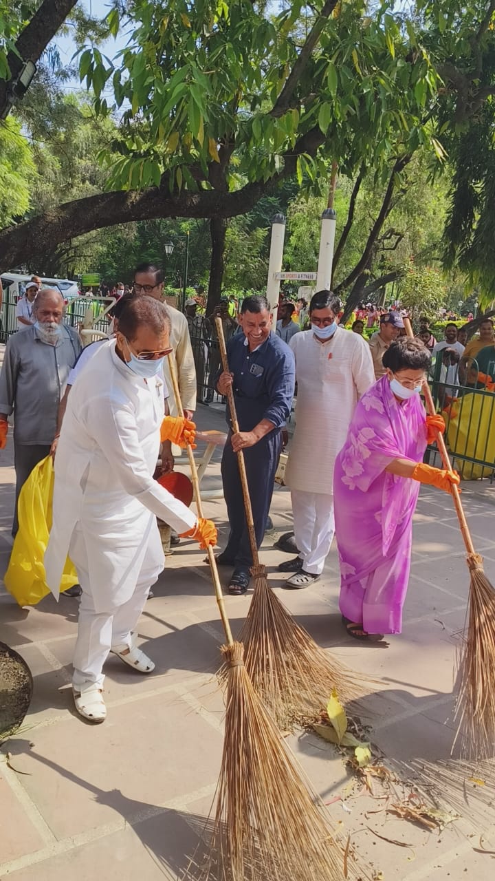 शहरी विकास मंत्री मंत्री डा.अग्रवाल ने लोगों से सार्वजनिक स्थानों पर कूड़ा न फेंकने की अपील की